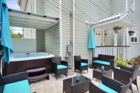 Hot tub- 80's Arcade- Pool table- Historic Downtown- 7 car parking